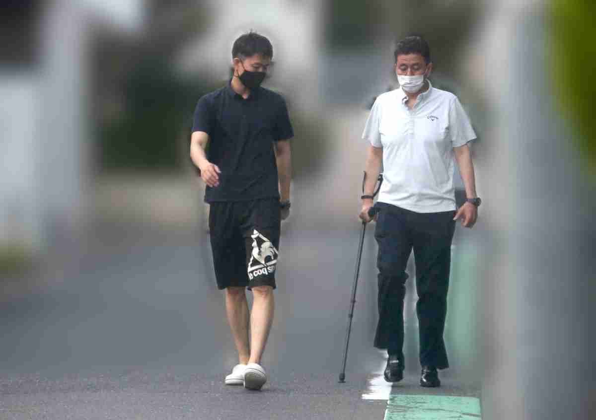岸信夫・防衛相「歩行に支障」の健康問題浮上　よぎる兄のトラウマ｜NEWSポストセブン