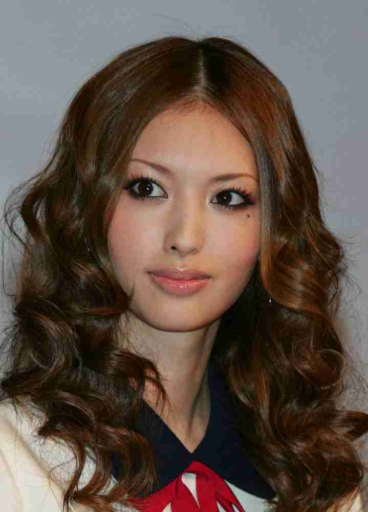 鈴木えみ　真っ赤なドレス姿で桐谷美玲との2ショットに「花より美しい」「お二人とも美しすぎます」の声