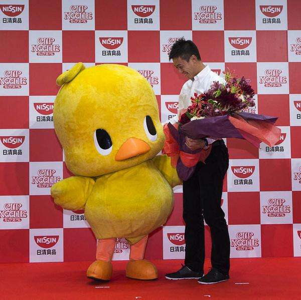 山崎まさよし、チキンラーメン25箱贈呈に爆笑 賞味期限8ヶ月には苦笑い「ははは…」