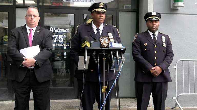 CNN.co.jp : ＮＹ市内のパーティーで銃撃　２人死亡、３人負傷