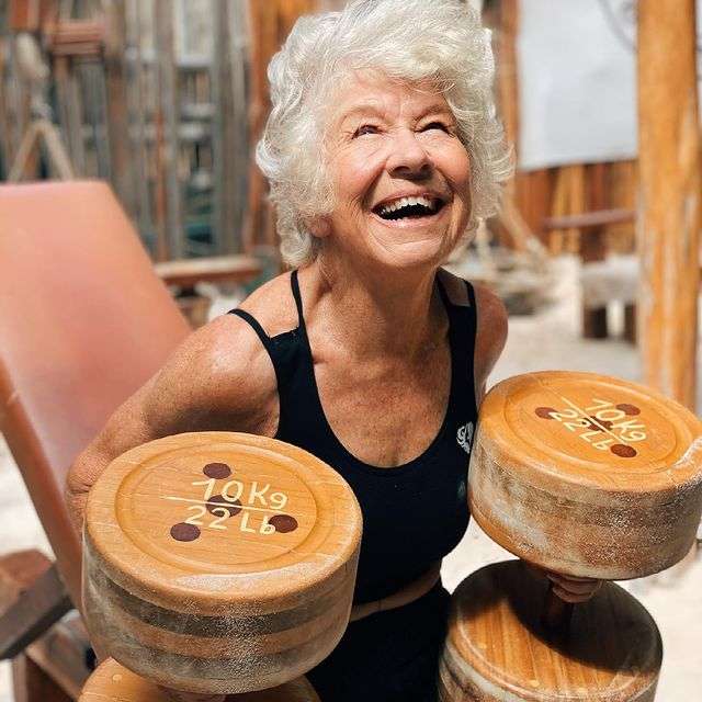 パワフル高齢者！71歳でボディビルティングに目覚めた75歳のおばあさん、人生を満喫中