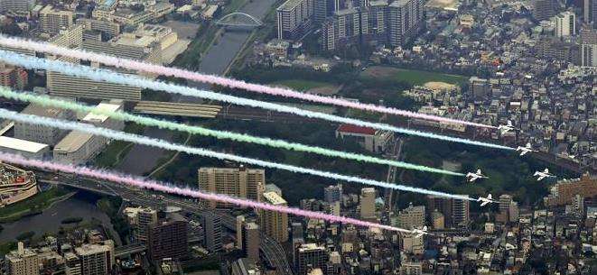 低空で噴射のブルーインパルスのスモーク染料、車数百台に付着か…パイロット「喜んでもらいたかった」 : 社会 : ニュース : 読売新聞オンライン