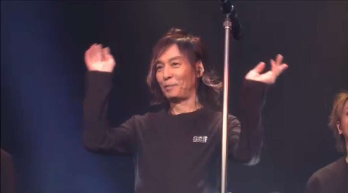 小室哲哉氏、金髪ボブのおしゃれ私服ショットを公開「素敵な笑顔」「かわいい」
