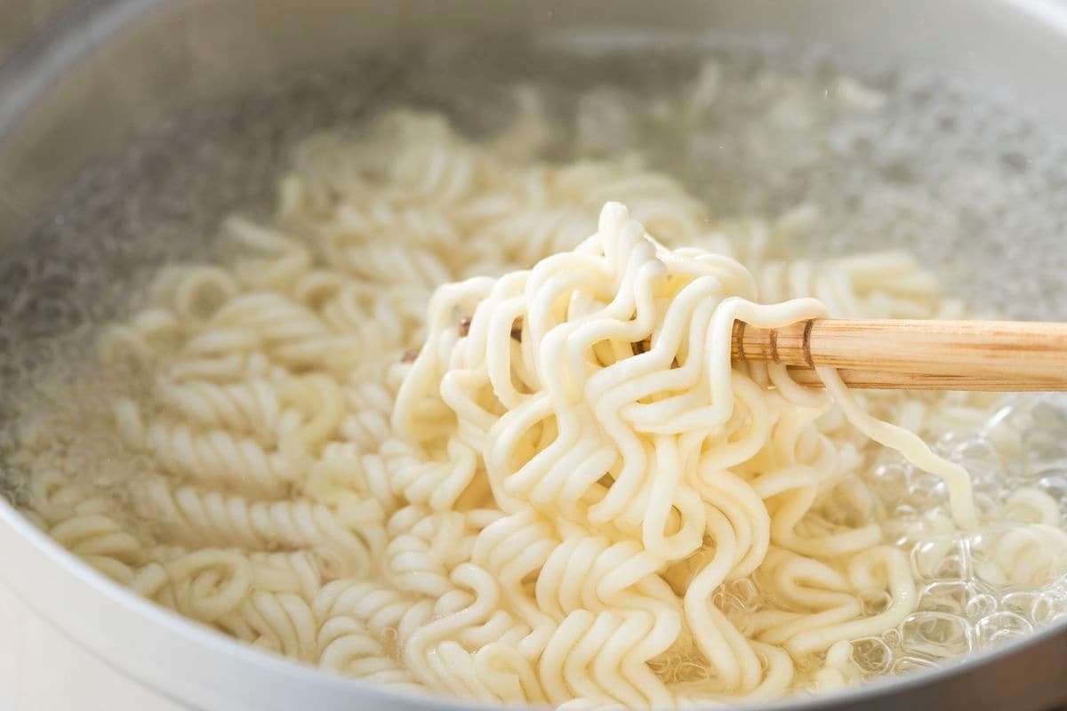 即席ラーメンから発がん性物質も！危険な食材に無頓着な韓国 異物混入や産地偽装や使用期限切れの食材の使い回しは日常茶飯事(1/4) | JBpress (ジェイビープレス)