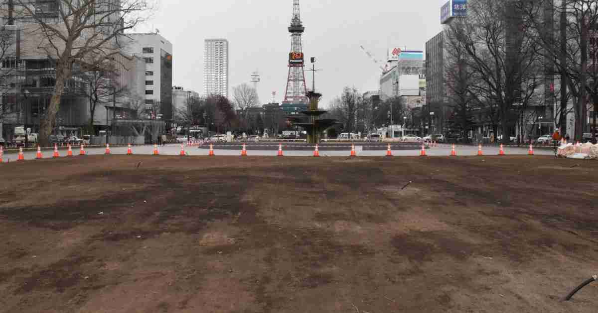 マラソン発着点の札幌・大通公園　芝生除去工事に批判相次ぐ | 毎日新聞