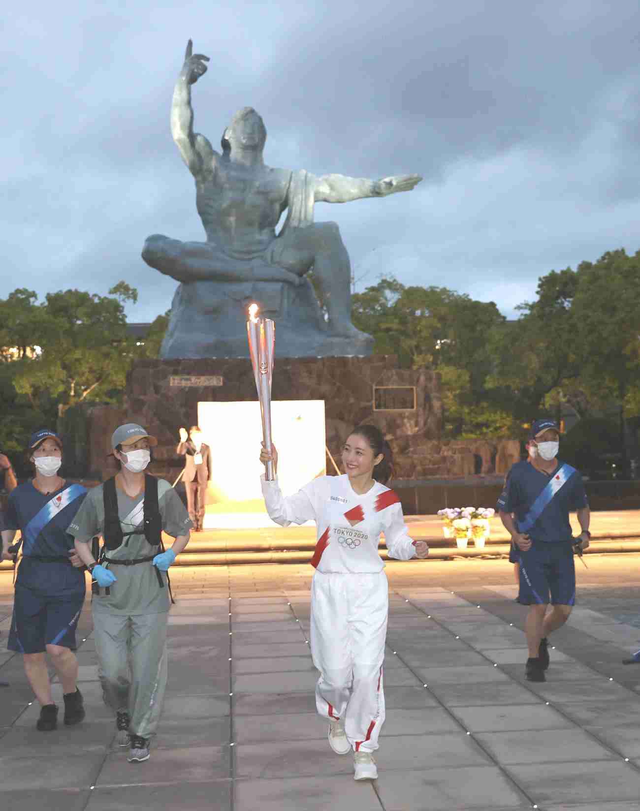 石原さとみが長崎県で聖火リレー「核廃絶・反戦を願う多くの思いを胸に」