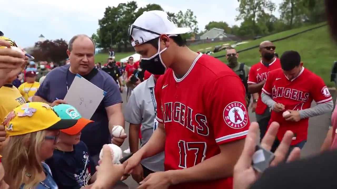 Ohtani completely ignores the adults during an autograph signing 