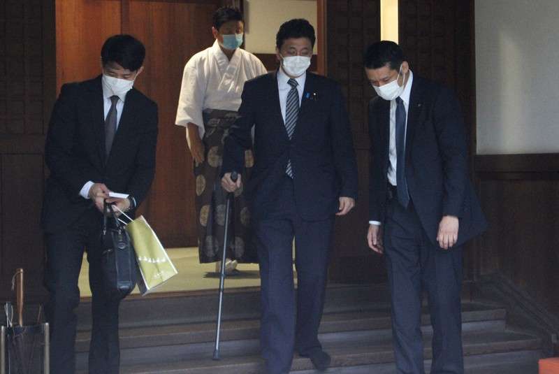 岸信夫・防衛相「歩行に支障」の健康問題浮上　よぎる兄のトラウマ