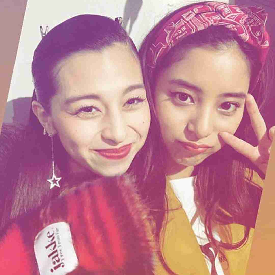 鈴木えみ　真っ赤なドレス姿で桐谷美玲との2ショットに「花より美しい」「お二人とも美しすぎます」の声