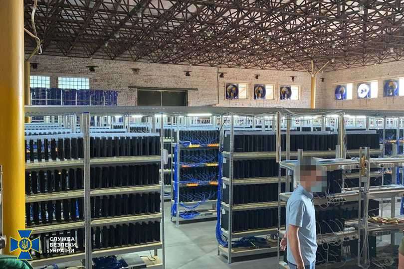 プレステなど約9000台を押収！ ウクライナの違法な暗号資産のマイニング施設をのぞいてみた | Business Insider Japan