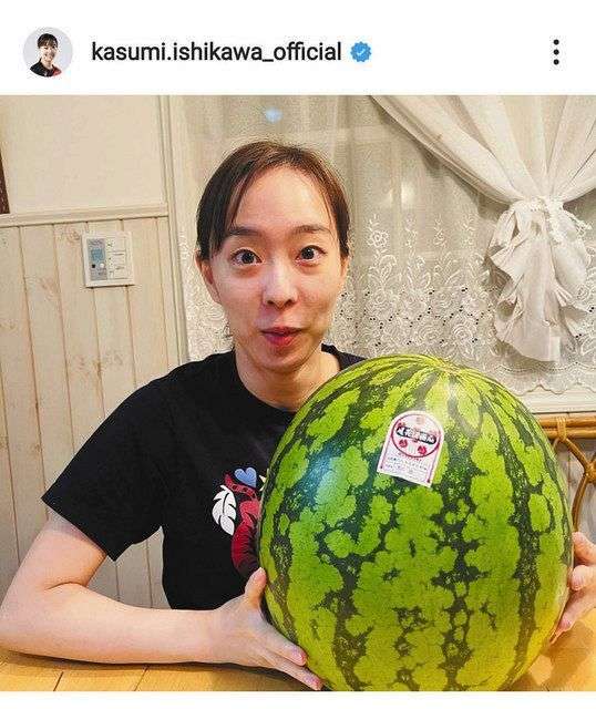 石川佳純が巨大スイカと驚愕のツーショット公開 「超デケぇー」フォロワーもビックリ【卓球】