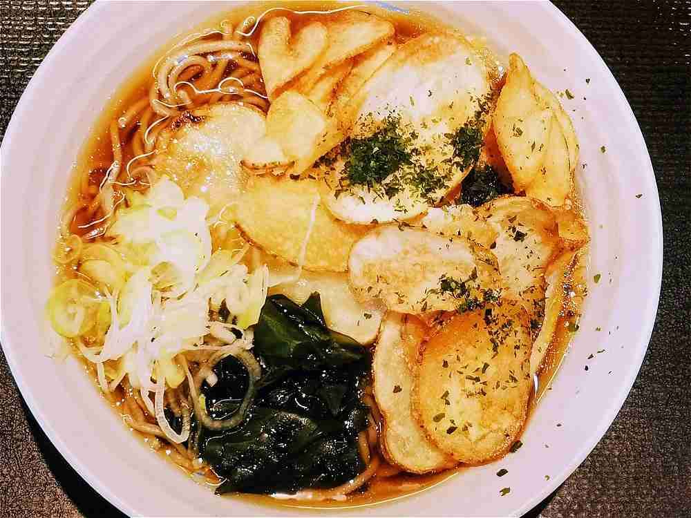 富士そば狂気の新メニュー「ポテトチップスそば」爆誕　未体験の新食感と「追いポテチ」の衝撃を味わってきた