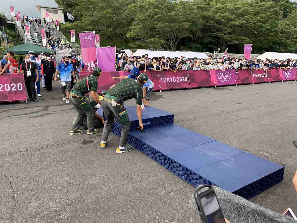 ヤマト運輸スタッフが体操会場の表彰台を設営 選手や関係者が見とれる