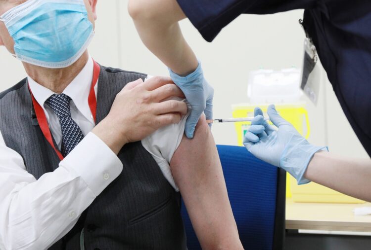 ワクチン接種4日後に医療従事者25歳男性が「飛び降り」厚労省が報告（NEWSポストセブン） - Yahoo!ニュース