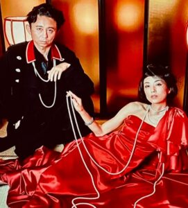 高岡早紀、“娘”とお昼寝写真に「ベッドでかっ！」