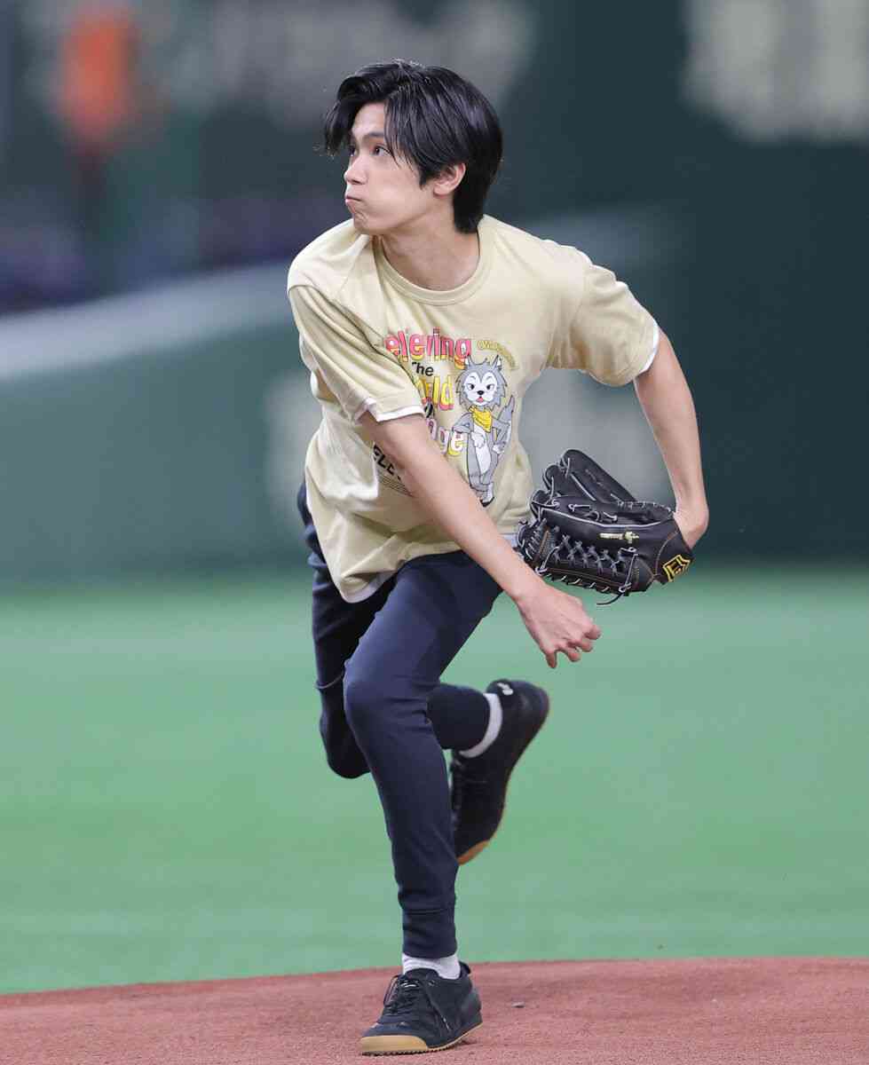 【巨人】キンプリ・神宮寺勇太が巨人戦で始球式　「ラミちゃん」グラブでノーバン投球を披露（スポーツ報知） - Yahoo!ニュース
