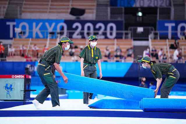 ヤマト運輸スタッフが体操会場の表彰台を設営 選手や関係者が見とれる