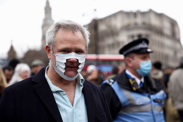 陰謀論信じる反マスク派がソーシャル・ディスタンス主張、別の陰謀論が流された？（ニューズウィーク日本版） - Yahoo!ニュース