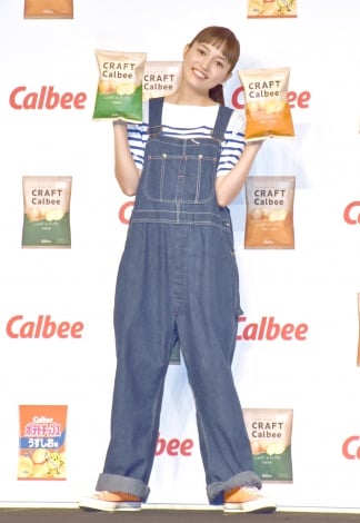 川口春奈、前髪パッツンにポニーテール オーバーオール姿をほめられ照れ