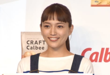 川口春奈、前髪パッツンにポニーテール オーバーオール姿をほめられ照れ