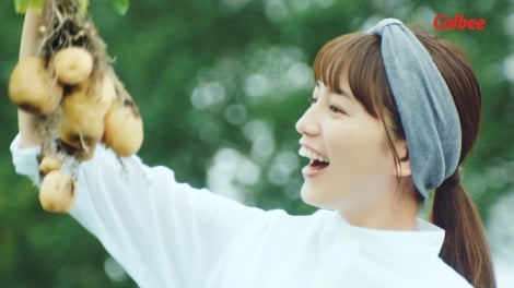 川口春奈、前髪パッツンにポニーテール オーバーオール姿をほめられ照れ