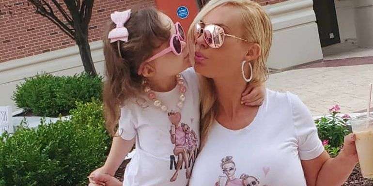 「4歳の娘に授乳」を続けるセレブママ、集まる批判に反論