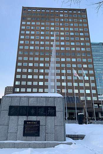 札幌市役所に押しかけた「ノーマスク集団」の正体　デモで“コロナの嘘”を呼びかけ？（デイリー新潮） - Yahoo!ニュース