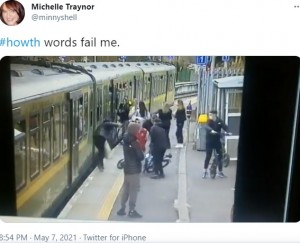 少年グループに絡まれた女性、電車とホームの間に転落　衝撃の映像に怒りの声（アイルランド）＜動画あり＞ (2021年5月12日) - エキサイトニュース