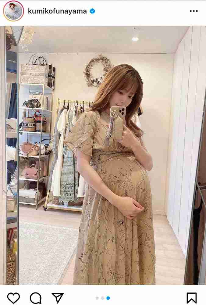 くみっきー(舟山久美子) 臨月のふっくらおなか披露 体重10キロ増も「マタニティ服、一枚も購入せず」