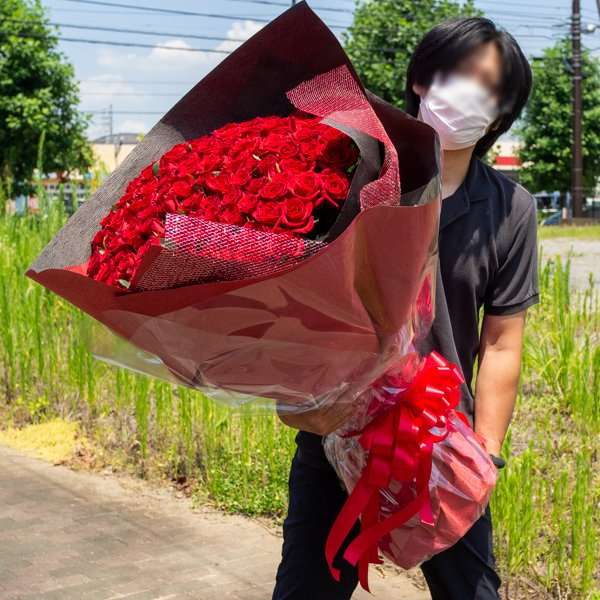 「鈍器レベル…」“108本のバラ花束”制作の花店に驚きの声、「プロポーズの対策伝えることも」