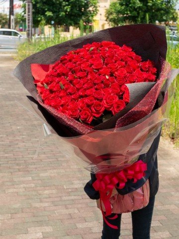 「鈍器レベル…」“108本のバラ花束”制作の花店に驚きの声、「プロポーズの対策伝えることも」 | ORICON NEWS