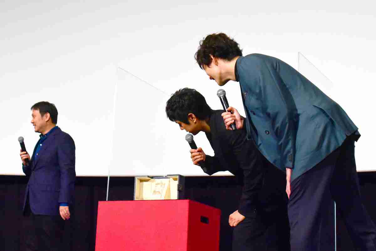 西島秀俊、カンヌ脚本賞トロフィーに興味津々! 純粋すぎる岡田将生を心配も | マイナビニュース