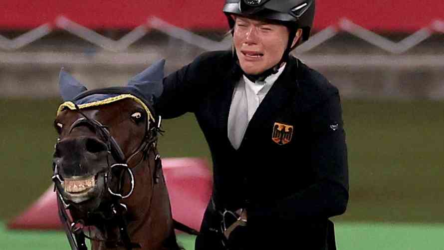東京五輪「馬への虐待行為」で海外SNSが大炎上…近代五種女子でドイツコーチが障害を跳ばない馬を殴って追放処分（Yahoo!ニュース オリジナル THE PAGE）