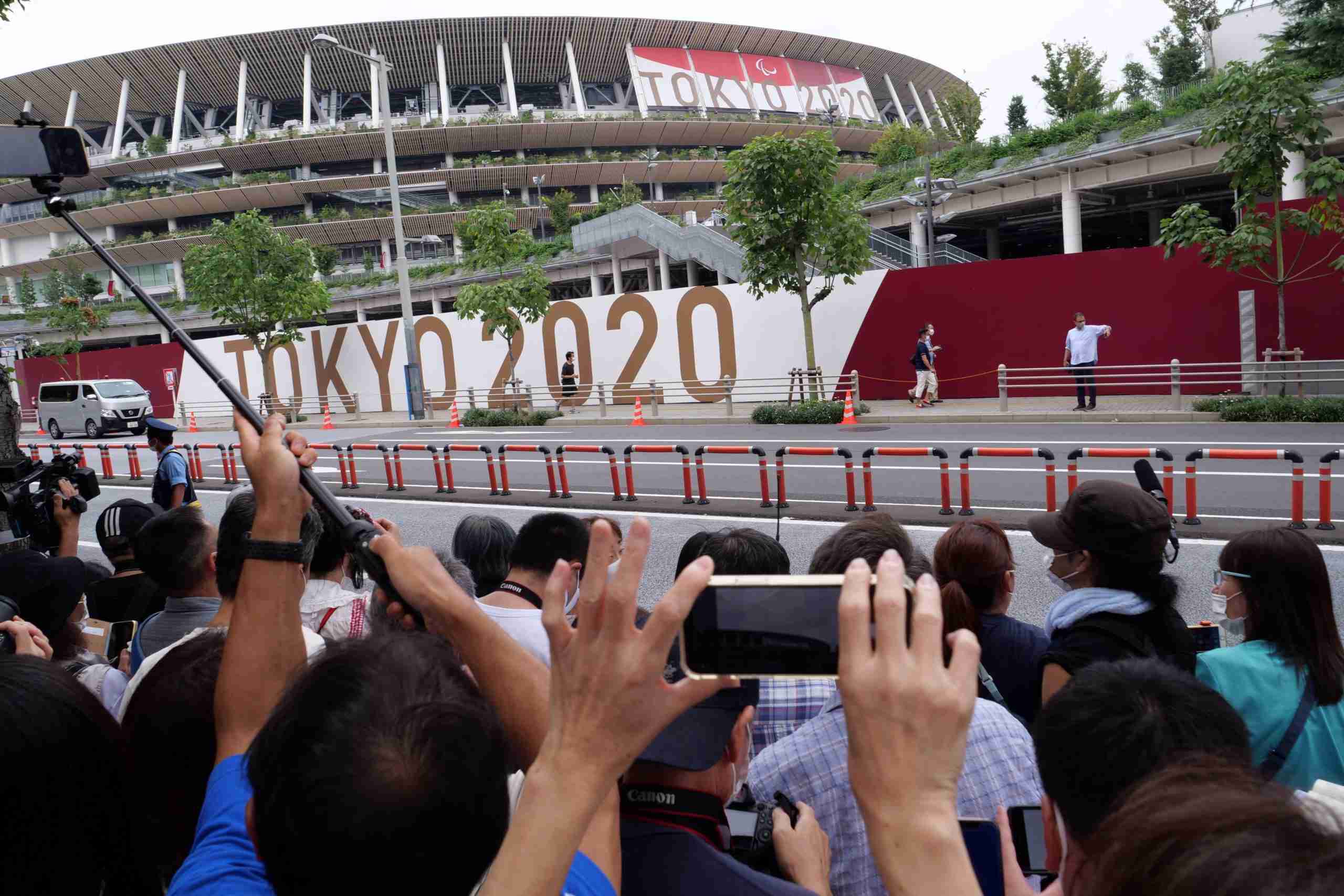 ブルーインパルス求め想像を絶する「密」状態　国立競技場周辺の状況は… – ニュースサイトしらべぇ