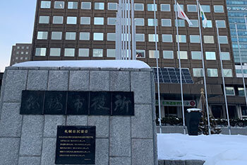 札幌市役所に押しかけた「ノーマスク集団」の正体　デモで