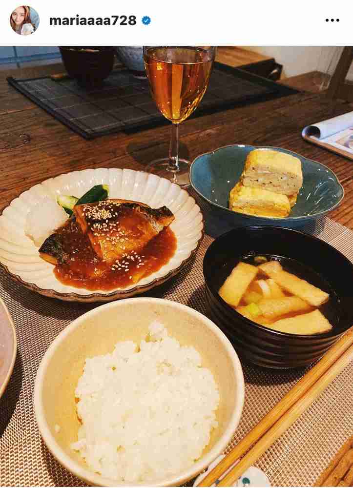 谷まりあ　白のノースリーブ＆エプロン姿で豪快料理　フォロワー驚き「めっちゃうまなってる」