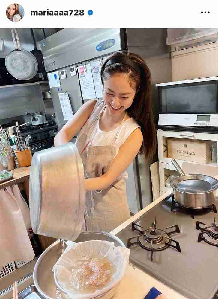 谷まりあ　白のノースリーブ＆エプロン姿で豪快料理　フォロワー驚き「めっちゃうまなってる」