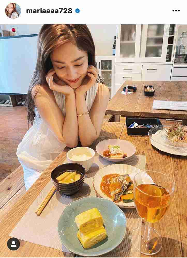 谷まりあ　白のノースリーブ＆エプロン姿で豪快料理　フォロワー驚き「めっちゃうまなってる」