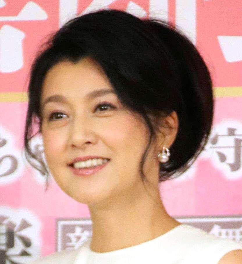 藤原紀香「どちらが好きですか？」ショートヘア姿を公開し「ボンドガールみたい」「美しい」の声