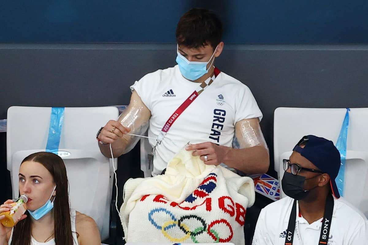 編み物姿が話題の英国選手、ついに「五輪カーディガン」完成！　思い出の「漢字」も刺繍: J-CAST ニュース