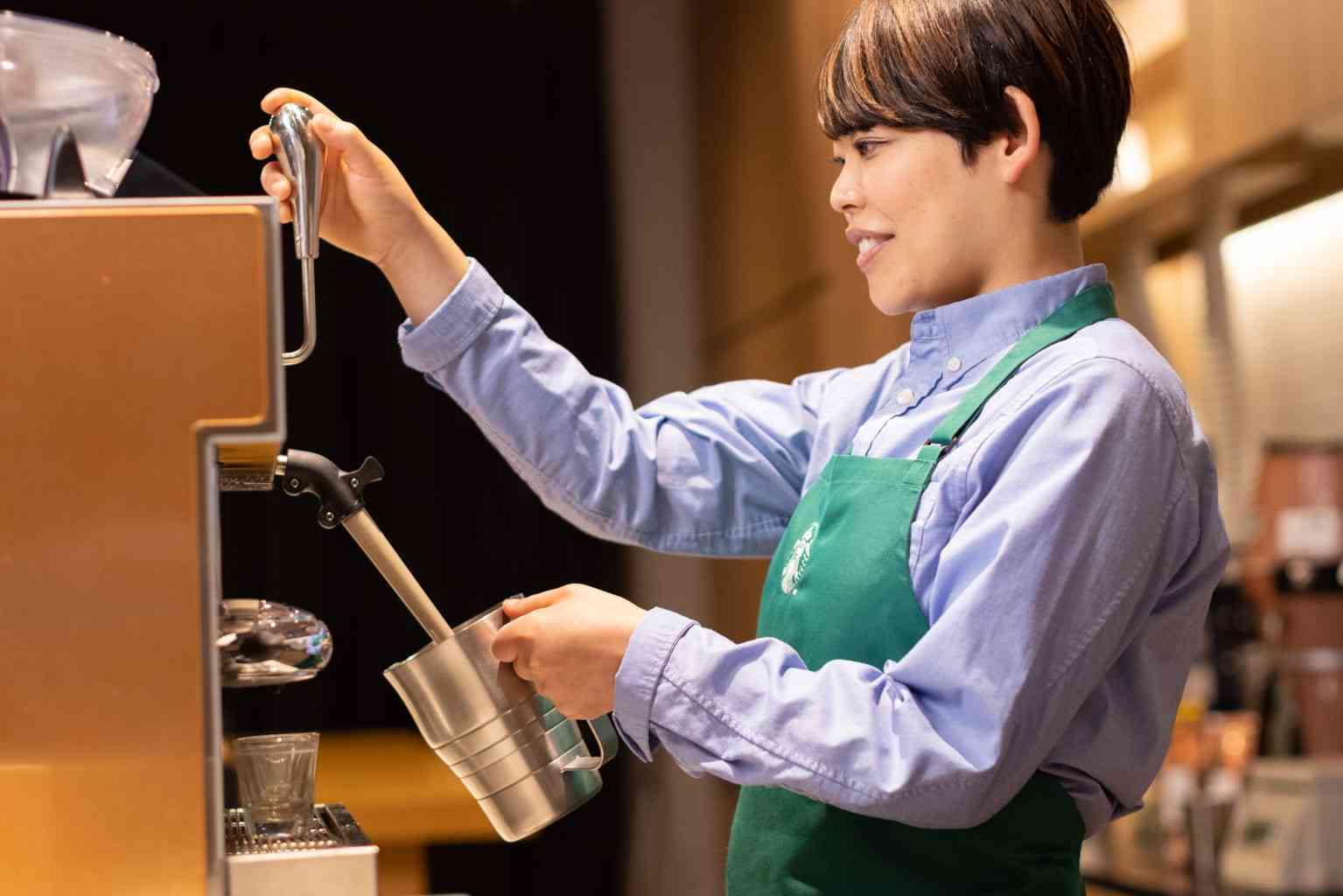 スターバックスが日本上陸以来初のドレスコード改訂、髪色やデニム着用が自由に