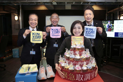 天海祐希、54歳誕生日サプライズ祝福に大喜び「本当に幸せ」 - ドラマ : 日刊スポーツ