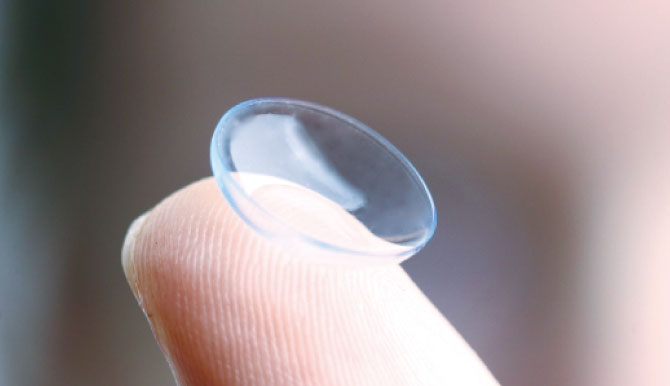 コンタクトは1day派？2week派？