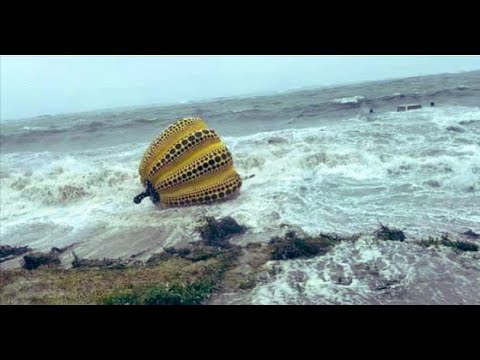 【流されるまでの３視点】島の守り神、台風で流される 直島 草間彌生 ベネッセ かぼちゃ 台風9号 - YouTube