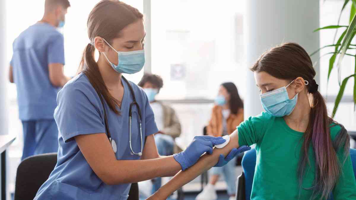 ワクチン接種を完了した人は新型コロナへの感染リスクが半減するとの研究結果、他者への感染リスクを低める可能性も - GIGAZINE