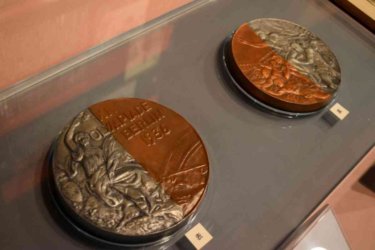 銀・銅半分ずつの「友情のメダル」五輪の逸話語り継ぐ　戦死した日本代表しのび、故郷に記念碑｜社会｜地域のニュース｜京都新聞