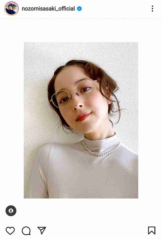 佐々木希　デコ出しメガネ姿に「別人みたい」「雰囲気いつもと違う」の声