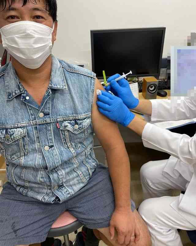 「服装が完璧すぎる」「ワクチンにピッタリ」 スギちゃんの接種報告に14万いいねの大反響