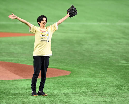 キンプリ神宮寺勇太サプライズ始球式「あと２球くらい投げたかった」 - ジャニーズ : 日刊スポーツ
