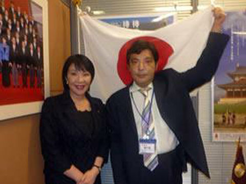 高市早苗総務相がナチス賛美の「ヒトラー選挙戦略」に推薦文、ネオナチ団体代表との記念撮影は国際問題に | Buzzap！